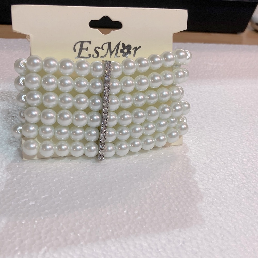 Fashion bracelet with beautiful plate of diamonds going down the middle.